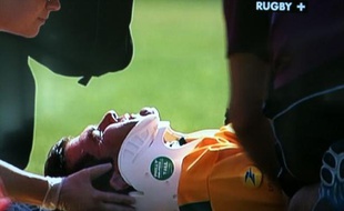 Capture d'écran d'un match de rugby sur Rugby + entre Bourgoin et Castres. L'arbitre, David Rosich est évacué sur une civière après un choc avec un joueur berjallien.