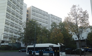 Un bus dans le quartier des Aubiers à Bordeaux, le 23 octobre 2014