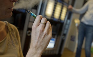 Illustration cigarette électronique au bureau, le 6 octobre 2013.