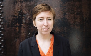 Caroline de Haas, ancienne conseillère de la ministre du Droit des femmes Najat Vallaud Belkacem (jusqu'en mai 2013), photographiée dans son bureau proche de la gare du Nord à Paris en 2017.