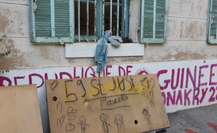 Un dessin d'enfant à l'entrée du squat du 59 Saint Just, à Marseille, en novembre 2019.