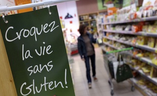 Un rayon d'aliments sans gluten dans un supermarché