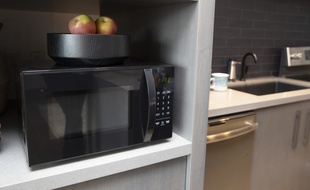 Amazon a dévoilé un micro-ondes capable de communiquer avec son assistant Alexa.