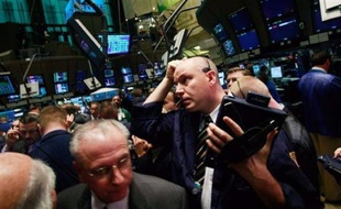 La faillite de la banque américaine Lehman Brothers marque l'accélération d'une crise financière mondiale, née en 2007 aux Etats-Unis avec l'effondrement du marché des prêts immobiliers à risques ("subprime"), qui va ravager l'économie internationale.