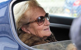 L'épouse de l'ancien président de la République Jacques Chirac, Bernadette Chirac, en voiture.