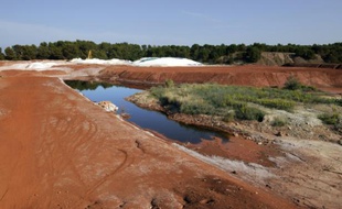 Des "boues rouges", issues des résidus de bauxite, près de Gardanne, dans les Bouches-du-Rhône, le 8 octobre 2010 (archives)