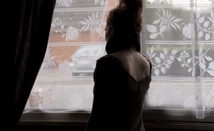 Une campagne destinée à combattre les idées reçues et les "mythes" sur le viol, qui touche au moins 75.000 femmes par an, va démarrer vendredi, ont annoncé mardi le Collectif féministe contre le viol (CFCV) et l'agence de pub New BBDO dans un communiqué commun.