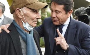 Jean-Claude Suaudeau et le président Kita, samedi, à l'inauguration de la statue d'Henri Michel.