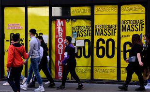 Photo illustration gens et magasin Soldes. Lyon, le 28 fevrier 2021