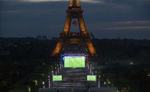 La fan zone du Champ de Mars à Paris lors de l'Euro 2016.