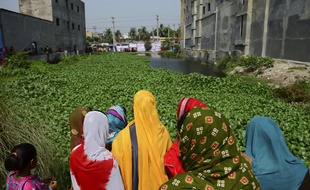 Des bangladais se rassemblent devant le lieu où se tenait l'immeuble Rana Plaza, qui s'est effondré sur plus d'un millier d'ouvriers textiles.