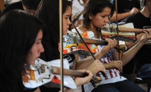 Les musiciens de l'orchestre symphonique de Cateura lors d'une répétition à Asuncion le 19 février 2014