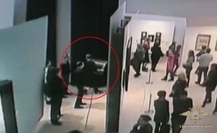 Un homme vole un tableau dans un musée de Moscou, dimanche 27 janvier 2019.