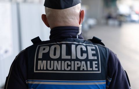 Toute la famille débarque, la bagarre entre collégiens tourne mal