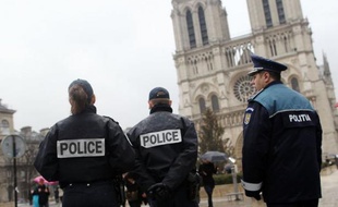 Quand il apparaît sur le parvis de Notre-Dame de Paris, le policier roumain Gelu Manolescu, avec son uniforme marine frappé du sigle "Politia", produit toujours son effet: une poignée de jeunes Roumaines tourne brusquement les talons et se réfugie de l'autre côté de la Seine.