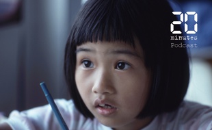 Illustration d'une enfant tenant un stylo