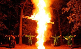 Des membres du Ku Klux Klan font bruler une croix à Warrenville, Caroline du Sud, en 2010.