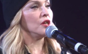 Madonna introduit les Pussy Riot à New York, le 5 février 2014.