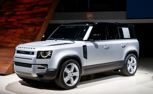 Lancé 71 ans après son aïeul qui a donné naissance à la marque Land Rover, le Defender a bien évolué, sans toutefois renier ses racines de « gros dur ».