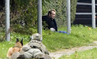 Avant son interpellation, Peter Madsen est longtemps resté assis dans l'herbe et adossé à une rangée d'arbres, cerné par deux policiers allongés sur le sol, armes pointées sur lui.