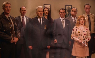 David Lynch au milieu des acteurs de la saison 3 de Twin Peaks
