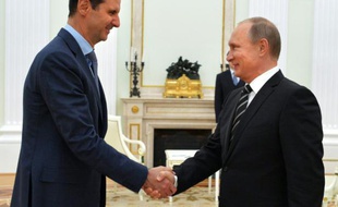 Le président syrien, Bachar al-Assad (g), et son homologue russe, Vladimir Poutine, à Moscou, le 21 octobre 2015
