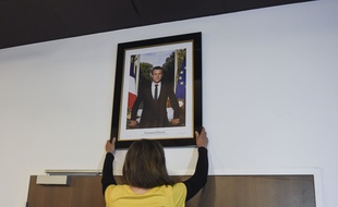 Des militants écolos ayant décroché le portrait d'Emmanuel Macron en mairie pour dénoncer l'inaction climatique du gouvernement seront jugés pour vol en septembre.