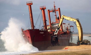 Le démantèlement du cargo TK Bremen sur la plage d'Erdeven, dans le Morbihan, a commencé samedi 7 janvier.