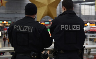 Illustration de deux policiers allemands.