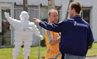 Le manufacturier de pneumatiques Michelin s'apprête à supprimer 700 des quelque 930 postes de son usine de Joué-lès-Tours (Indre-et-Loire), a-t-on appris samedi de sources syndicales.