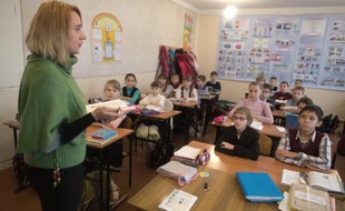 Des élèves écoutent leur professeur dans une école de Donetsk, le 18 novembre 2014