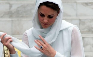 La procédure judiciaire engagée vendredi par le prince William et son épouse Kate pour empêcher la publication de photos montrant la jeune femme seins nus n'a pas dissuadé samedi la presse étrangère de s'emparer des clichés, alors que les journaux britanniques se sont abstenus.