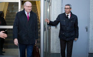 Le commissaire européen à l'Agriculture, Phil Hogan, quitte le salon de lAgrioculture, le 2 mars 2016 à Paris
