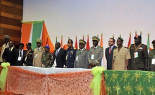La levée des sanctions de l'Afrique de l'Ouest contre la junte au pouvoir depuis le 22 mars à Bamako pourrait intervenir prochainement au Mali, ce qui ne résoudra pas la situation dans le nord conquis par la rébellion touareg et des islamistes, lesquels ont pris de force des Algériens à Gao jeudi