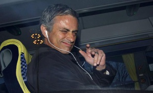 Le Portugais José Mourinho, arrivant à l'aéroport de Manchester le 9 mars 2009.