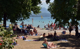Annecy Haute Savoie le 23/07/2020 : Les plages du lac d'Annecy prise d'assaut par les touristes malgré la crise sanitaire du coronavirus.