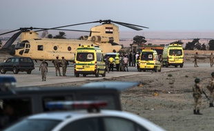 Les équipes de secours sur le site du crash de l'A321 de Metrojet dans le Sinaï égyptien le 31 octobre 2015.