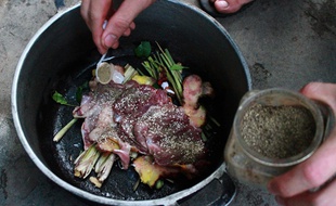 De la viande de chat cuisinée à Hanoï, au Vietnam, le 13 mai 2014.