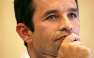 La mise à disposition d'un avion pour les vacances de Nicolas Sarkozy en Egypte constitue "un bon investissement" pour l'homme d'affaires Vincent Bolloré et aura une "contrepartie", a déclaré mercredi le porte-parole du PS Benoît Hamon.
