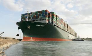 Une photo du Service de presse du canal de Suez montre le blocage de l'Ever Given, le 28 mars 2021.
