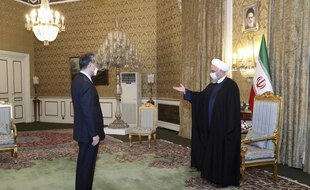 Le président iranien Hassan Rohani accueillant le ministre des Affaires étrangères chinois Wang Yi.