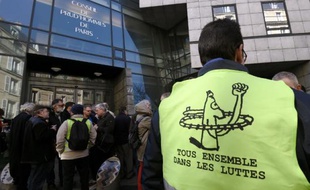 Des cheminots du syndicat SUD-rail devant le Conseil de prud'hommes des Paris, le 12 mars 2015
