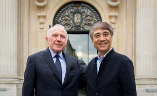François Pinault et Tadao Ando devant la Bourse de commerce à Paris