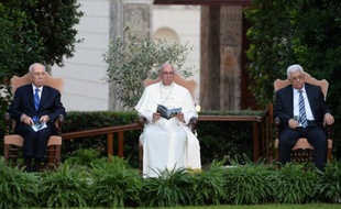 Le Pape François est assis entre Mahmoud Abbas (droite) et Shimon Peres (gauche) dans les jardins du Vatican le 8 juin 2014