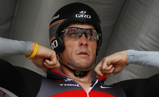 L'ancien coureur cycliste Lance Armstrong, lors d'un contre-la-montre, à Bordeaux, le 14 juillet 2010.