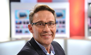 L'animateur Julien Courbet sur le plateau de LCI à Boulogne Billancourt, le 10 janvier 2013.