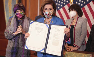 Nancy Pelosi, la présidente démocrate de la chambre des Représentants, présente le texte qui a permis la prolongation du budget fédéral et ainsi d'éviter le fameux « shutdown ».