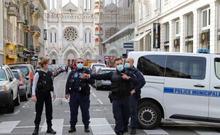 Des policiers gardent la rue menant à l'église Notre-Dame à Nice, ce jeudi.
