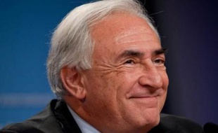 Le socialiste Dominique Strauss-Kahn fait la Une de l'édition européenne du magazine américain Newsweek, pour qui le directeur général du Fonds monétaire international (FMI) "est prêt à diriger la France".