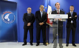 Claude Guéant a installé lundi à Lyon la nouvelle direction de la police judiciaire régionale, après l'affaire Neyret, un "véritable traumatisme" pour ce service, qui a cependant "tourné la page", d'après le ministre de l'Intérieur.